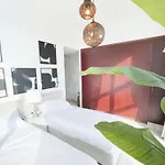 Black & Bold - Aesthetic Stay
